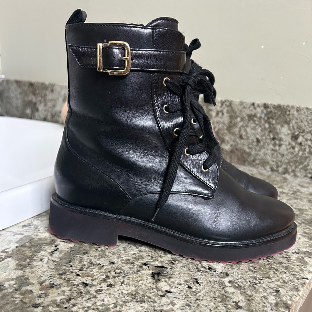Luca Grossi made in Italy leather boots. Fur inside and a side zipper.black